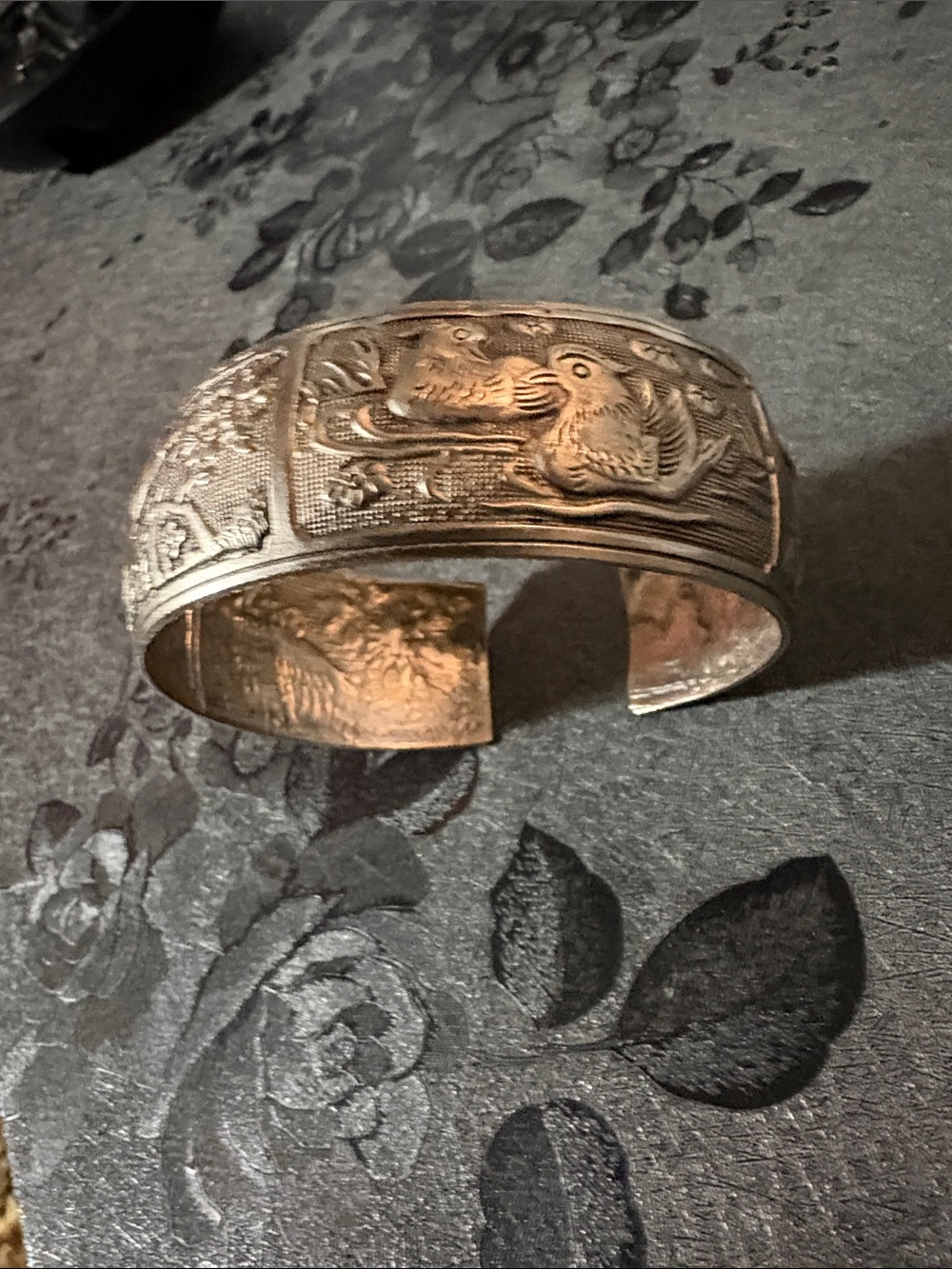 VINTAGE MAIO SILVER-TONE ENGRAVED BIRD AND FLORAL MOTIFS BANGLE BRACELET